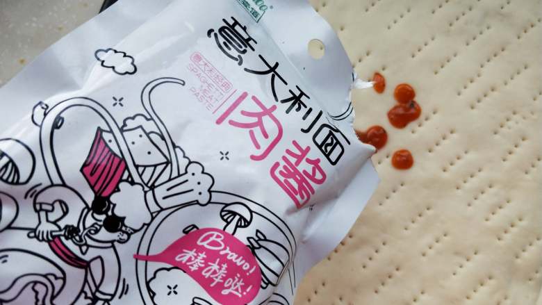 披萨(一次发酵),取适量肉酱倒入披萨面皮上