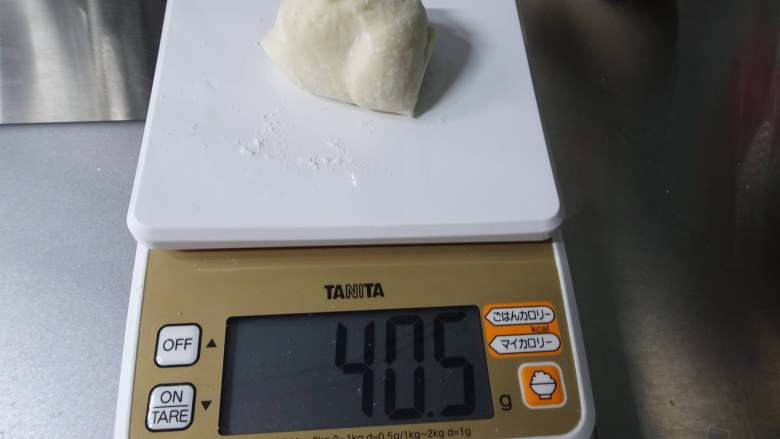鮮嫩爆汁豬肉餡餅,處理面皮:
麵團鬆弛完成後取出放在檯面上搓成長條,如果麵團太大,可以先分割兩三份後再分別搓成條狀。
將長條狀用切割板分成40g一劑的份量。