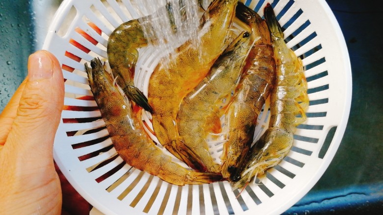 咖喱鸡鲜虾炒面,明虾用流动水冲洗干净,