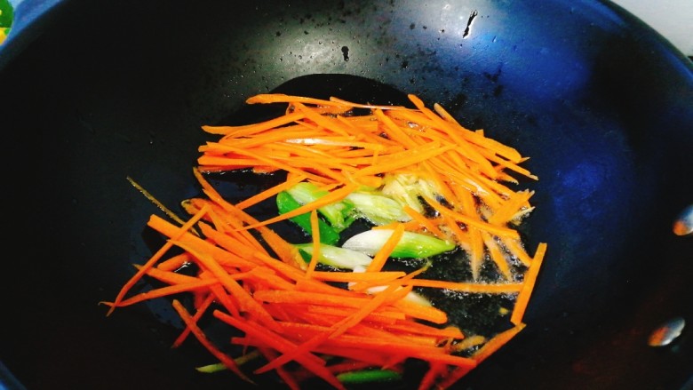 咖喱鸡鲜虾炒面,将葱头 ,姜丝爆香后加入胡萝卜丝炒