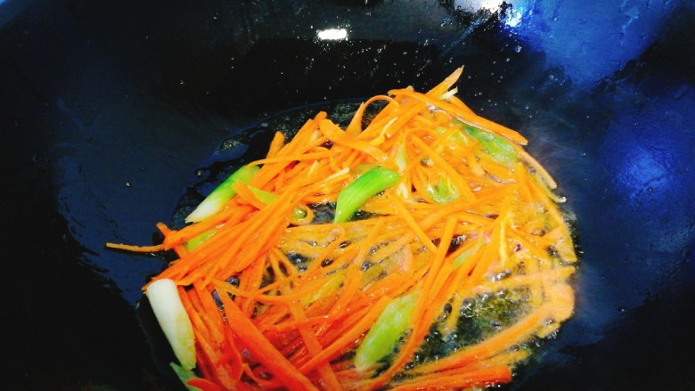 咖喱鸡鲜虾炒面,大火快速翻炒,炒出红油。