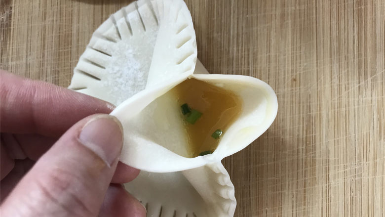 饺子皮版鸡蛋灌饼,最后留出一个小口,把鸡蛋液用勺子加入到饺子皮口袋里。