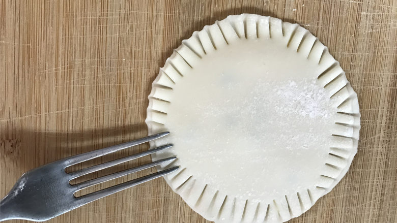 饺子皮版鸡蛋灌饼,然后用叉子把留下的口子压紧,