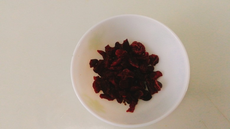 夏季凉饮--坚果炒酸奶,取出<a style='color:red;display:inline-block;' href='/shicai/ 109174'>蔓越莓干</a>剪小备用
