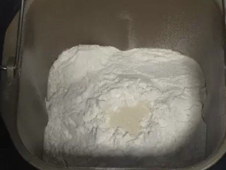吐司卷•香甜拉丝超柔软,再倒入面粉,然后在面粉中间挖一个坑,把酵母粉放中间的坑里。启动和面程序开始和面,当面粉被和成面团的时候,可以把软化好的黄油放进去继续肉面,揉至扩展阶段,然后发酵。