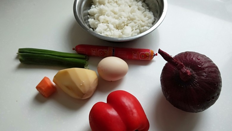 粒皆辛苦之洋葱蛋炒饭,食材准备好。