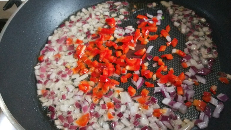 粒皆辛苦之洋葱蛋炒饭,加入<a style='color:red;display:inline-block;' href='/shicai/ 86647'>红彩椒</a>丁炒均匀。