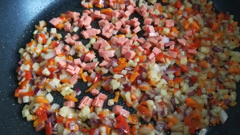 粒皆辛苦之洋葱蛋炒饭,加入适量料酒，