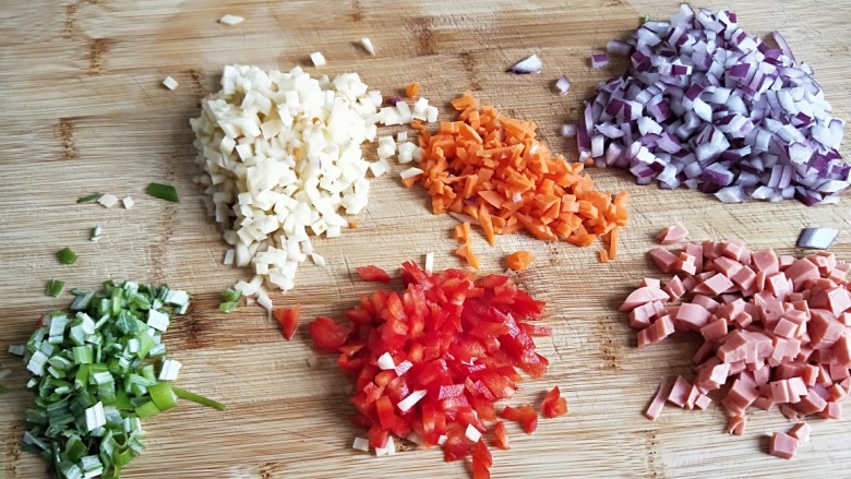 粒皆辛苦之洋葱蛋炒饭,一共五种菜料全部切成小丁。