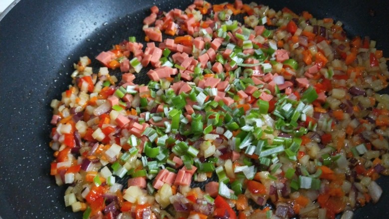 粒皆辛苦之洋葱蛋炒饭,加入葱末。