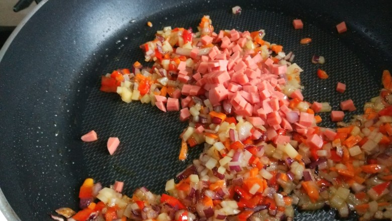 粒皆辛苦之洋葱蛋炒饭,加入<a style='color:red;display:inline-block;' href='/shicai/ 437'>火腿肠</a>翻炒均匀。