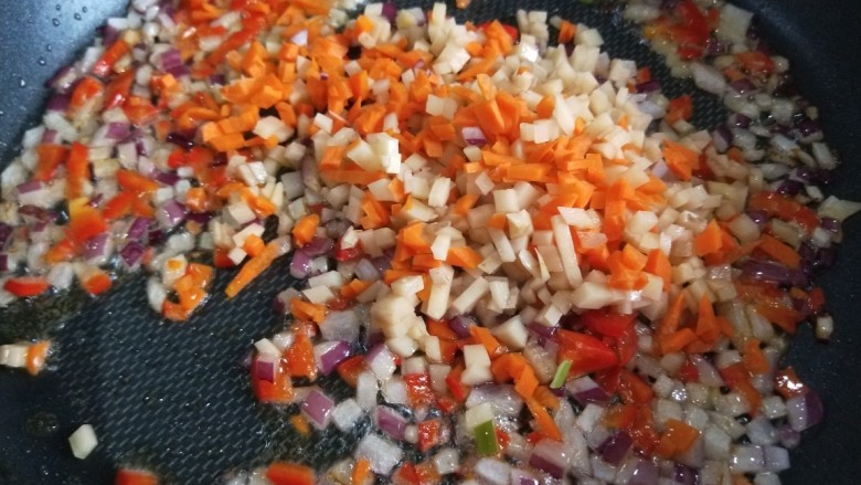 粒皆辛苦之洋葱蛋炒饭,加入<a style='color:red;display:inline-block;' href='/shicai/ 25'>胡萝卜</a>。