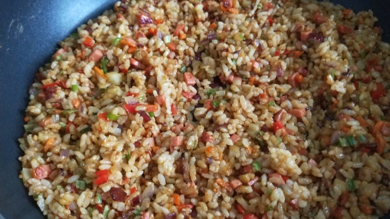 粒皆辛苦之洋葱蛋炒饭,米饭本身是熟的，蛋液见色既熟，炒均匀即可出锅。