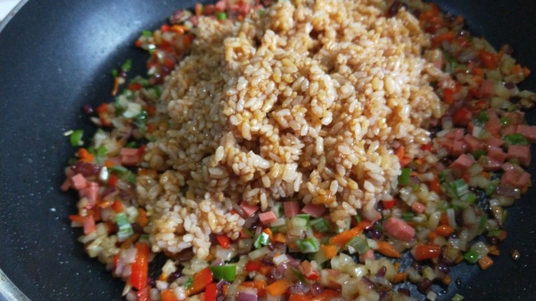 粒皆辛苦之洋葱蛋炒饭,倒入米饭。