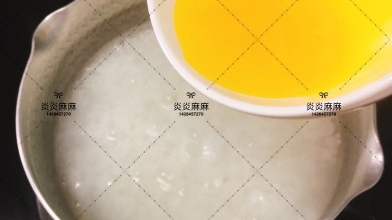 菠菜蛋黄粥 8m+
功效：养血、润燥、保护视力、补,米粒煮软加入<a style='color:red;display:inline-block;' href='/shicai/ 15'>蛋黄</a>、菠菜一同煮熟即可。