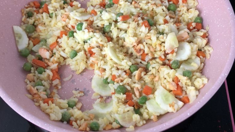 三文鱼杂蔬蛋炒饭,如果一岁以上已经添加调味品可以加入少许盐巴、宝宝酱油。继续翻炒至熟透,黄瓜有水分,所以根据实际情况来决定是否要添加少许水
