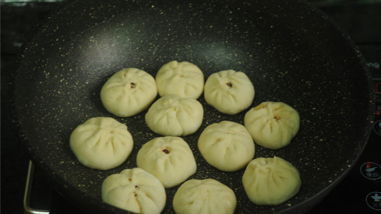冬瓜牛肉水煎包,锅里放入少许油,加热,将包子摆放进去,中火将底部煎至金黄
