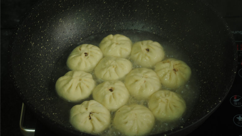 冬瓜牛肉水煎包,盖上锅盖,煮至收汁即可