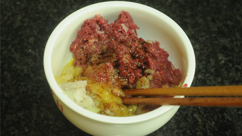 冬瓜牛肉水煎包,放入碗里,加入盐和<a style='color:red;display:inline-block;' href='/shicai/ 9'>鸡蛋</a>,搅拌均匀