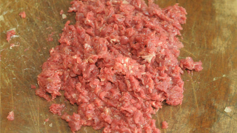 冬瓜牛肉水煎包,<a style='color:red;display:inline-block;' href='/shicai/ 216'>牛肉</a>和<a style='color:red;display:inline-block;' href='/shicai/ 56'>冬瓜</a>剁碎