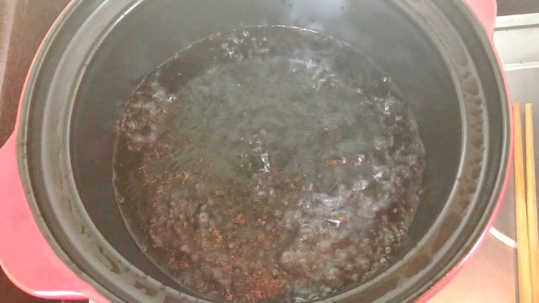鸭肉煲,另起一砂锅,煮开水。