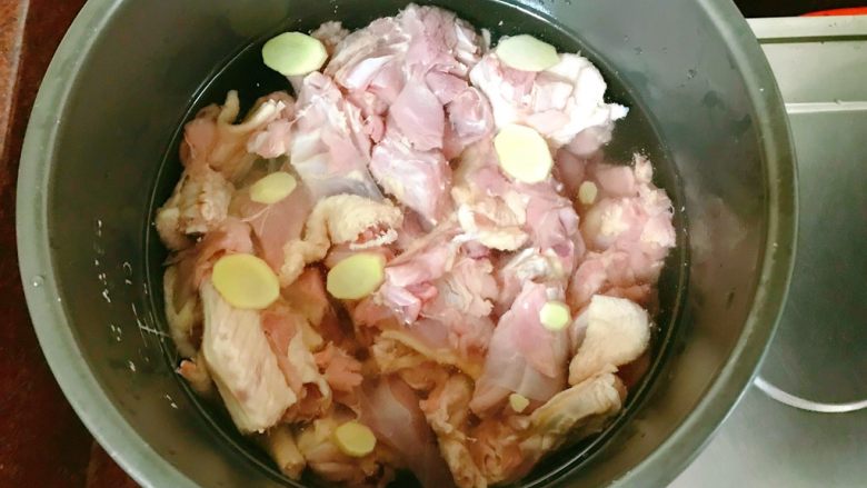 鸭肉煲,兑水,没过<a style='color:red;display:inline-block;' href='/shicai/ 320'>鸭肉</a>就可以。