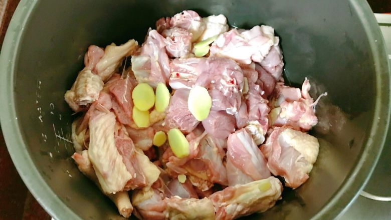 鸭肉煲,全部洗好,加几片姜。