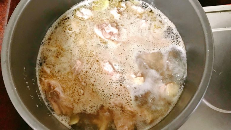 鸭肉煲,水开马上关火。(鸭肉要和冷水煮开,不能兑开水哦。不然肉质就会收缩)。