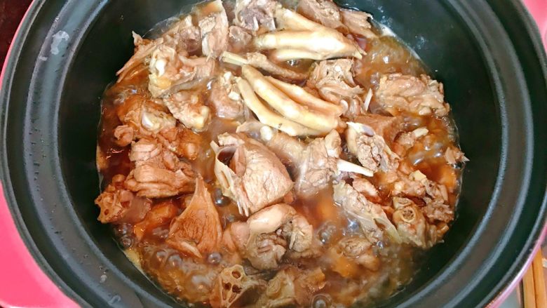 鸭肉煲,这时汤匙浓稠粘乎乎的,关火。