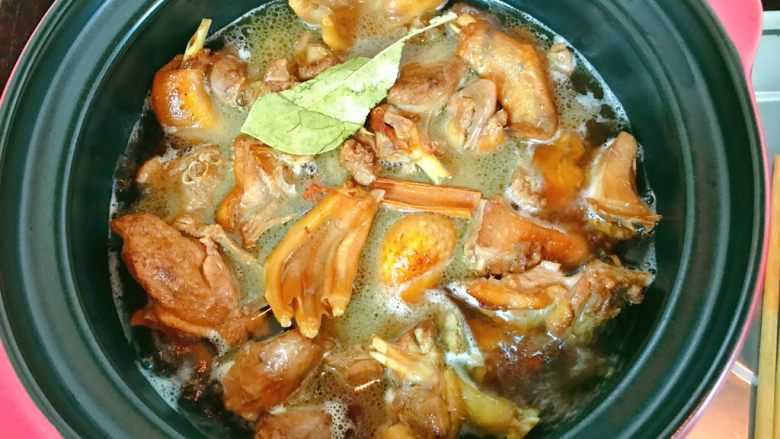 鸭肉煲,加入炒好的鸭肉,把香叶、桂皮、八角一起加入。盖上锅盖焖煮。大火煮开后转用中火煮。