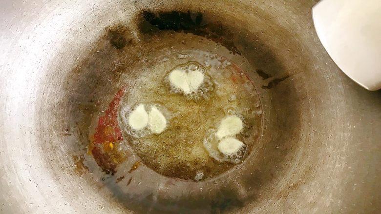 鸭肉煲,锅中热油,加入姜片炒香。