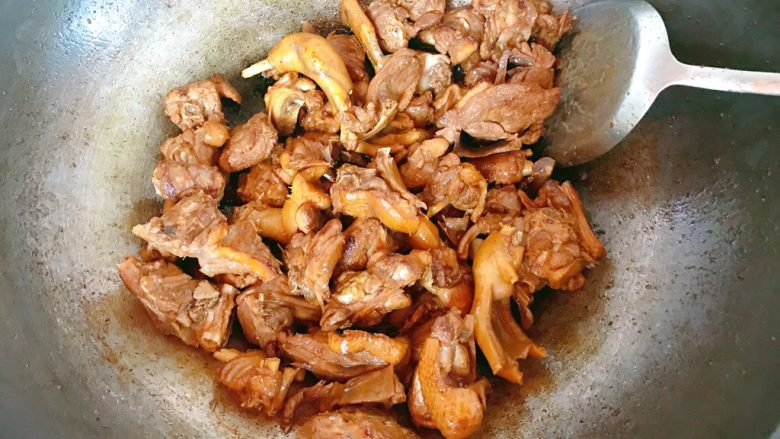 鸭肉煲,翻炒均匀,上色。关火。