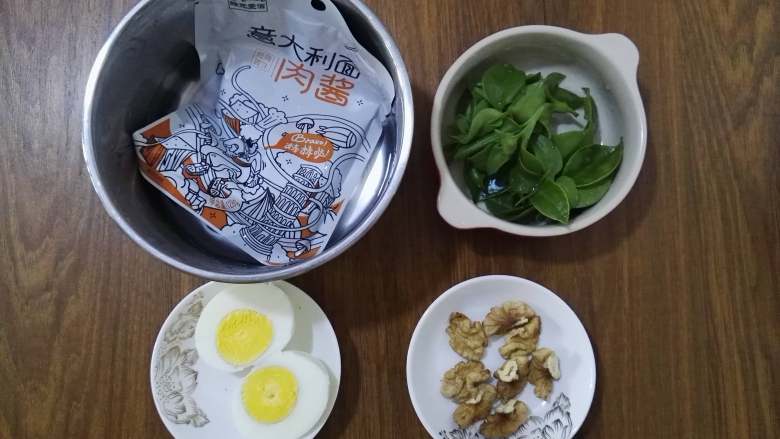 美味+营养+核桃+肉酱意面,田七叶洗净,核桃去壳剥出果肉,鸡蛋对半切,肉酱料包用热水浸泡几分钟。