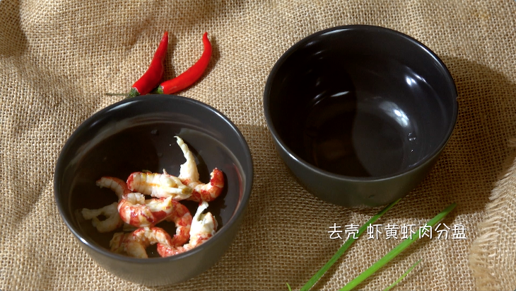 小龙虾泡饭,龙虾去壳后,将虾黄和虾肉分离