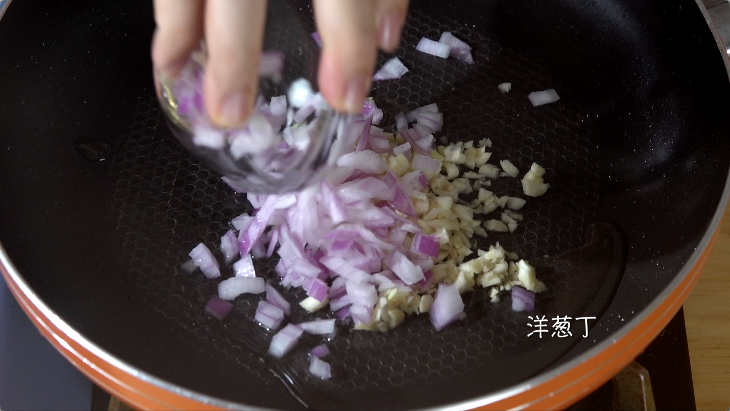 小龙虾泡饭,锅中倒油,倒入洋葱丁和蒜丁