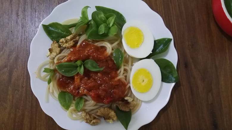 美味+营养+核桃+肉酱意面,鸡蛋放入盘中,核桃和田七叶分别撒入盘中,喜欢吃芝麻的,可以撒芝麻哦。