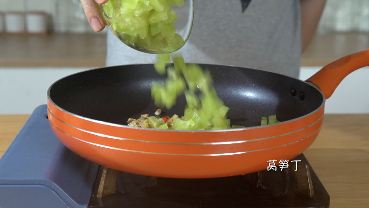 小龙虾泡饭,翻炒均匀后,倒入青笋丁