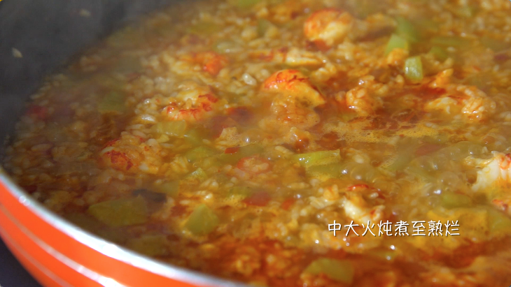 小龙虾泡饭,加入适量清水,焖煮至大米软烂