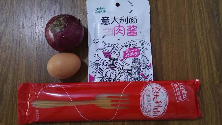洋葱鸡蛋意面,准备好原料，意大利面，<a style='color:red;display:inline-block;' href='/shicai/ 9'>鸡蛋</a>，<a style='color:red;display:inline-block;' href='/shicai/ 29'>洋葱</a>，意大利面<a style='color:red;display:inline-block;' href='/shicai/ 4378'>肉酱</a>。