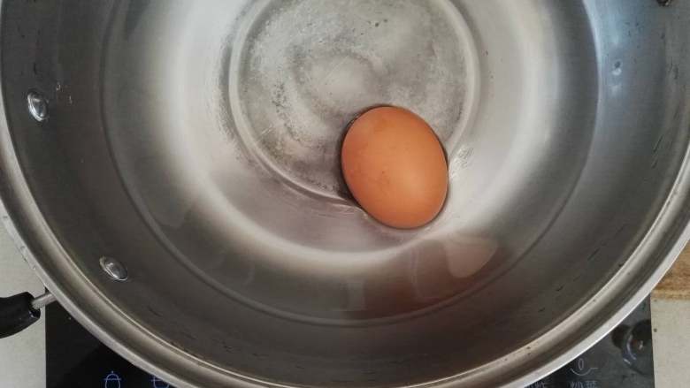 洋葱鸡蛋意面,锅中加入适量的水，将鸡蛋放入，水开后，煮10分钟捞出晾凉。