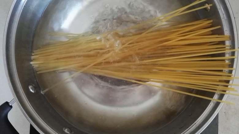 洋葱鸡蛋意面,锅内重新加入水，烧开后加入意大利面，用筷子在锅内不停地搅拌，以防粘锅。