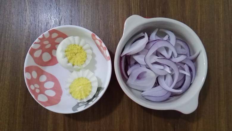 洋葱鸡蛋意面,晾凉的鸡蛋去蛋壳，用小刀刻成花形，洋葱切丝备用。