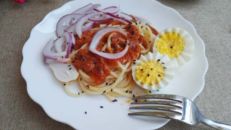 洋葱鸡蛋意面,将鸡蛋和洋葱放在面的旁边，撒上黑芝麻，酸甜、筋道的意大利面做好啦。