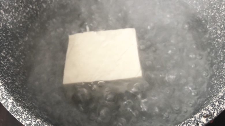 黄金蔬菜米糕,<a style='color:red;display:inline-block;' href='/shicai/ 465'>豆腐</a>热水焯开2分钟后捞起,去除豆腥味