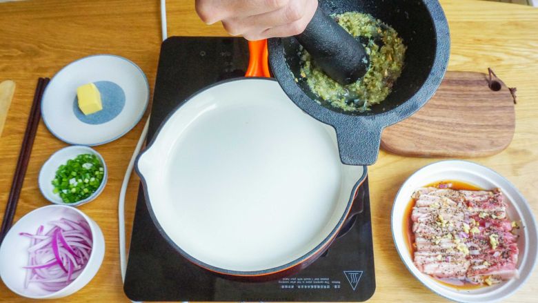 姜汁五花肉,提前切好五花肉放在一旁,加入料酒、生抽、盐、黑胡椒进行腌制10-20分钟即可。姜和蒜放入研钵中,捣成姜蒜泥,加入少许生抽和白砂糖,备用。