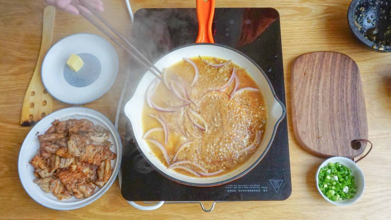 姜汁五花肉,在锅中加入水,可以加入少许的盐进行调味,但生抽本身就有咸味,所以视情况而定,烧开后倒入煎好的五花肉。