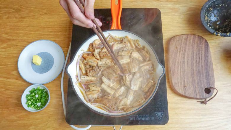 姜汁五花肉,五花肉均匀的排布在锅底,收汁,待锅中的汁变得浓稠或者几近耗干即可。