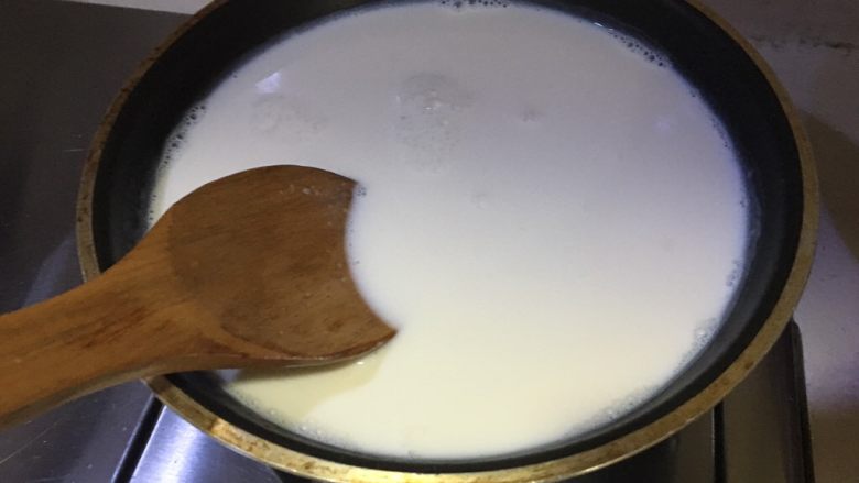 脆皮炸鲜奶~超好吃,倒入锅中小火加热