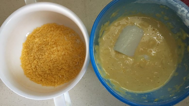 脆皮炸鲜奶~超好吃,先把牛奶块粘上面糊,再裹上一些面包糠