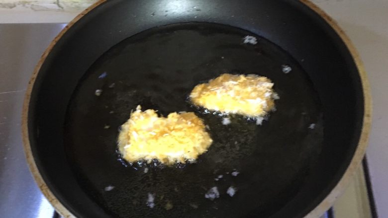 脆皮炸鲜奶~超好吃,热锅下油,将牛奶块放入烹炸至两面金黄即可!